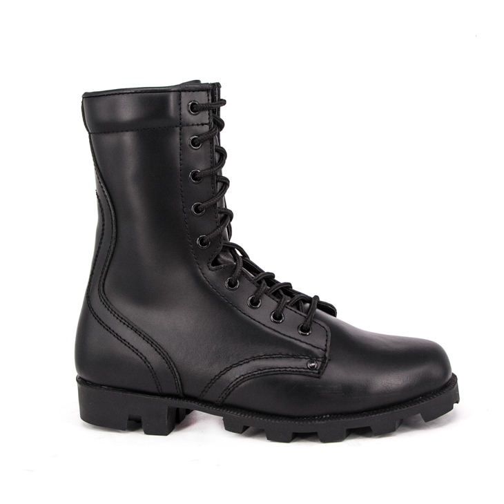 Bottes de cuir en cuir complet de combat noir.
