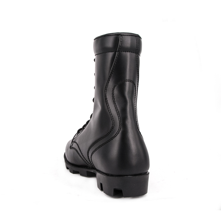 Bottes de cuir en cuir complet de combat noir.