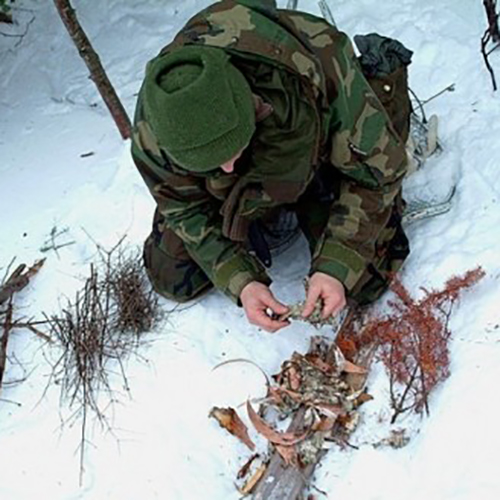 Comment vous réchauffer lorsqu'il est mouillé et porte le froid des bottes militaires?
