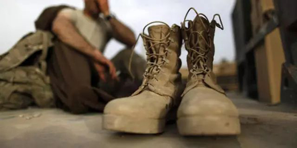 Est-il important de personnaliser les bottes militaires des femmes-1