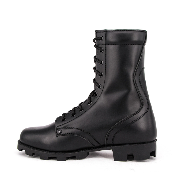 Bottes de cuir en cuir complet de combat noir.