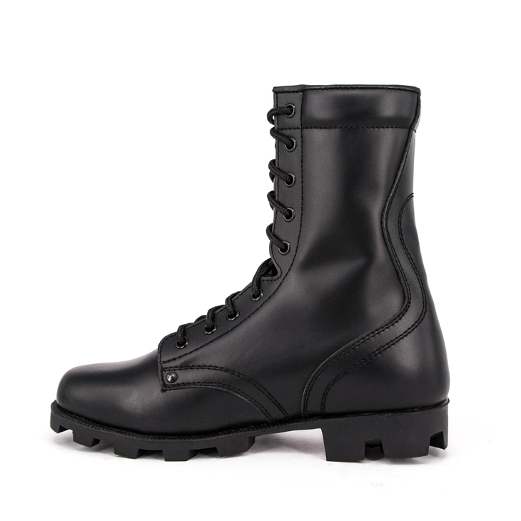 Bottes de cuir en cuir complet de combat noir.