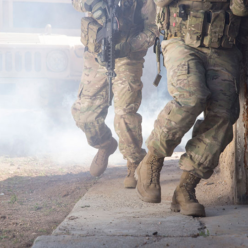 Sélection d'une paire de bottes de combat militaires